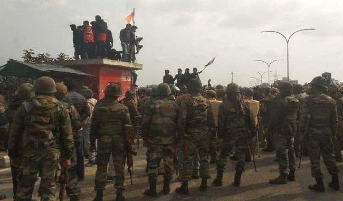 जम्मू में व्यापक प्रदर्शन के बाद कर्फ्यू लागू, सेना ने फ्लैग मार्च किया