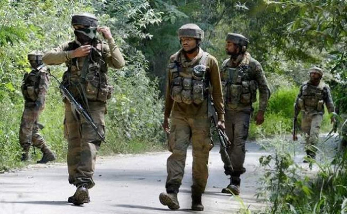 जम्मू-कश्मीर के अनंतनाग में सुरक्षा बलों से मुठभेड़ में दो आतंकवादी मारे गए